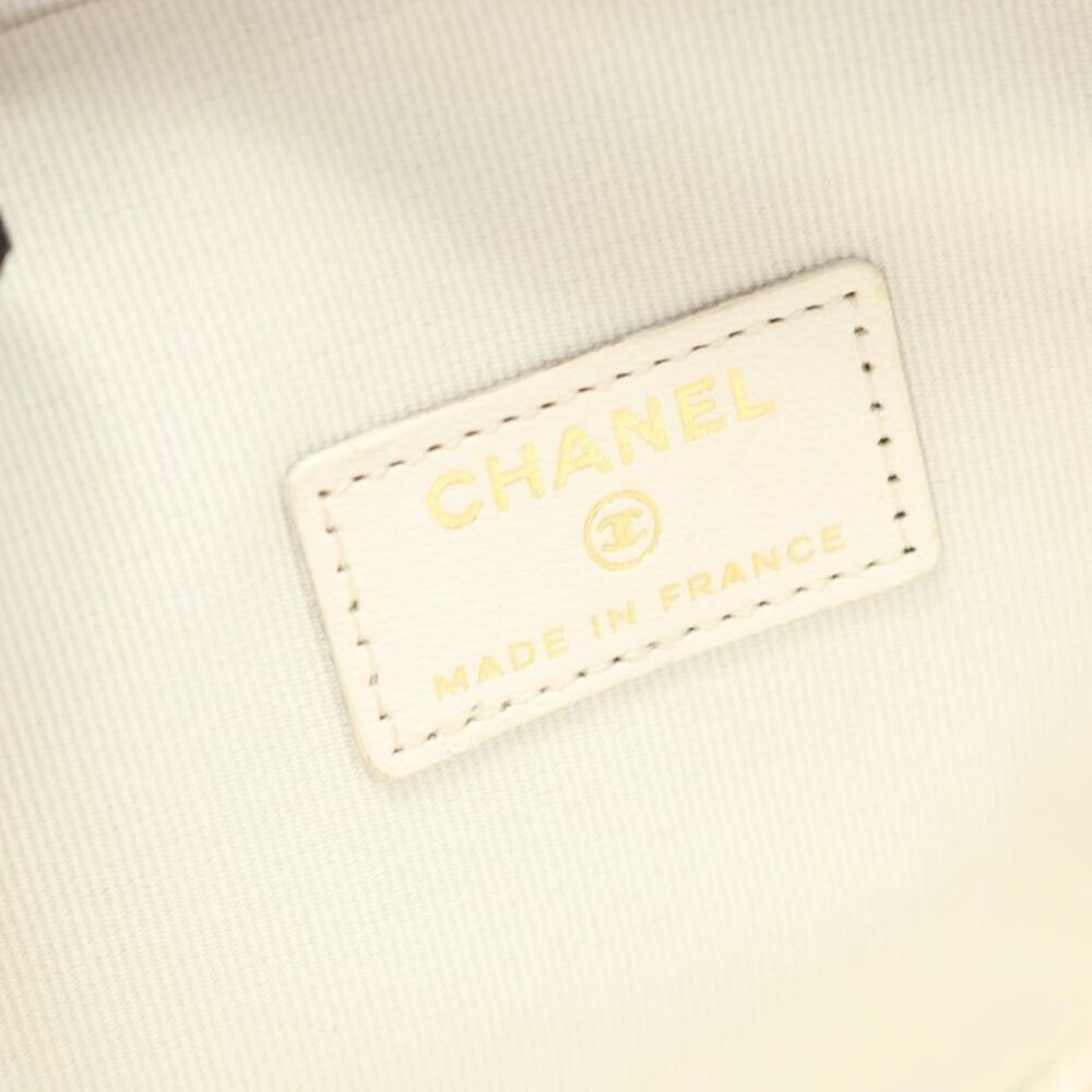 Chanel Heart Chain Lambskin Clutch Bag - Picture 2 of 9